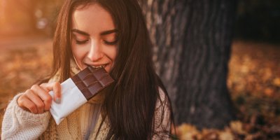 Žena ve svetru jí čokoládu