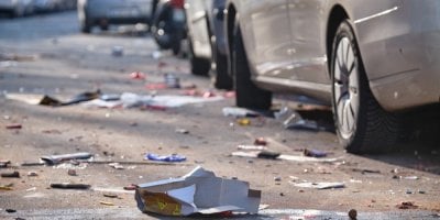 Jak ochránit auto před poškozením o silvestrovské noci: Praktické rady odborníků kde zaparkovat a jak ho správně zakrýt