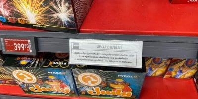 Pyrotechnika v nabídkách řetězců je, ale její použití má přísná pravidla. Víme, kde ji můžete odpálit a kdy hrozí pokuta