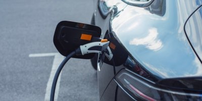 Euro 7 dává větší jistotu, že elektromobil nebude mít po letech „mrtvou“ baterii, sliby automobilek budou vymahatelné