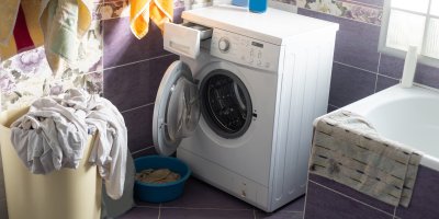 Koupelna s pračkou a prádlem
