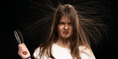 Statická elektřina ve vlasech: Viníkem není zima, ale vaše péče, varuje vlasový expert Michal Zapoměl