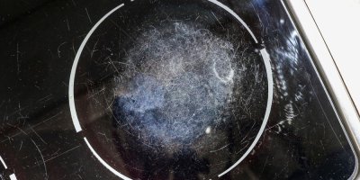 Škrábance na varné desce? Výměna stojí tisíce, ale existuje levnější řešení