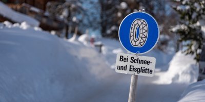 Cestování na zimní lyžovačku do Alp může být plné překvapení, co se týče dopravních značek. Na některé u nás nenarazíte