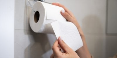Používáte bělený a parfumovaný toaletní papír? Je to zbytečný luxus, který může ohrozit vaše zdraví, shodují se studie