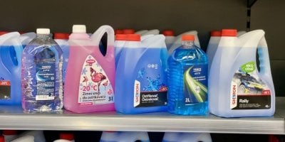 Pouhých 20 Kč za litr nemrznoucí směsi do ostřikovačů? Ano, ale jen v supermarketech, čerpačky jsou extra drahé