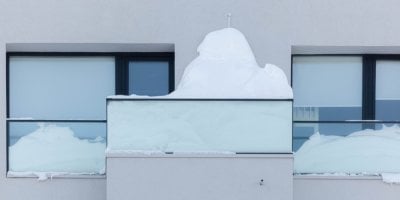 Zimní údržba chodníků a balkonů má jasná pravidla. Kdo je poruší, riskuje víc než uklouznutí