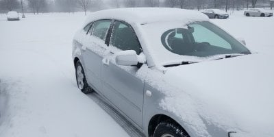 Očistit jen část čelního skla opravdu nestačí. Policie varuje před pokutami i nebezpečím