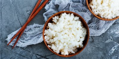 Obyčejná rýže umí v domácnosti zázraky. Vyčistí vázu, naostří nože a pomůže ovoci dozrát