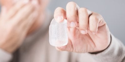 Kostka ledu uleví od ucpaného nosu okamžitě. Nouzový trik na rýmu, který stojí nula korun