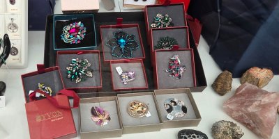 Zdobené dámské brože