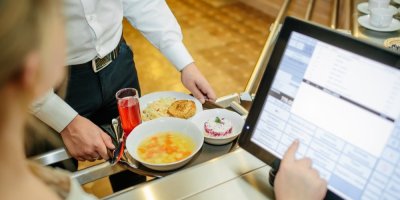 Ideální stravenka má hodnotu 235 Kč. Horní hranice stravného se v roce 2026 zvýšila o 8 Kč