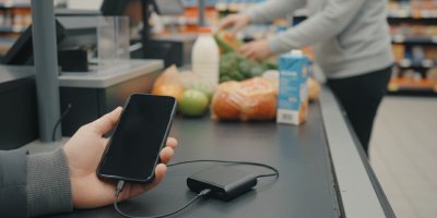 U pokladny se mi vybil mobil. Prodavačka mě zachránila během pár vteřin