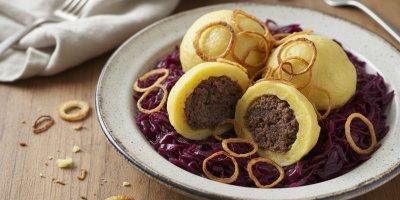 Bramborové knedlíky plněné jitrnicovým prejtem, červené zelí a cibulka. Netradiční zabijačkový recept krok za krokem