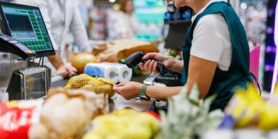 Pokladní markovala tak rychle, že jsem nestíhala uklízet. Její reakce mě zaskočila, prý jim to měří