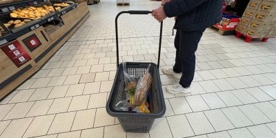 „Chtěla jsem si jen odnést nákup v košíku až k autu.“ Zastavila ji prodavačka i ostraha, prý se to krade