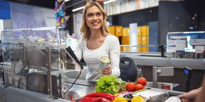 Spletla jsem si zákazníka se zaměstnancem. A pak si jeden spletl mě. Řetězce vysvětlují, proč někdo nosí civil