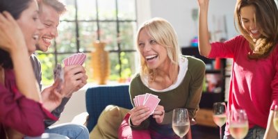 Skupina přátel hraje karetní hru