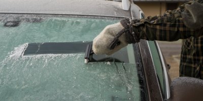 Ledovka v Česku: Co dělat, když auto zamrzne a nejdou otevřít dveře ani okna, radí servisní technik