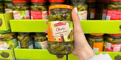 Tohle balení sníte na posezení! Okurky s medovou příchutí z Lidlu se staly hitem internetu