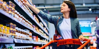 Nejlepší slevy z letáků od 28. 1.: Cena másla spadla na 21,90 Kč, neuvěřitelně zlevnilo mléko i brambory