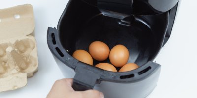 Vyzkoušeli jsme populární vaření vajec v horkovzdušné fritéze na sucho. Opravdu to funguje i bez kapky vody