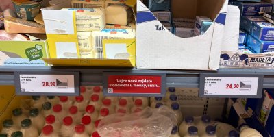 Lidl přestal prodávat vejce v chladicích regálech. Nově je najdete mezi moukou a mlékem. Lidem se to moc nelíbí