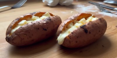 Virální batáty plněné sýrem: Jednoduchý oběd, který teď dělá celý internet a budete ho chtít taky