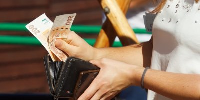 „Měla jsem jen hotovost. Podnik ji odmítl přijmout,“ popisuje žena. Odešla bez nákupu, zákon byl přitom na její straně