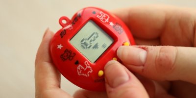 Devadesátkový hit Tamagotchi znovu na scéně, váš kapesní kamarád dostal AI a je mnohem roztomilejší