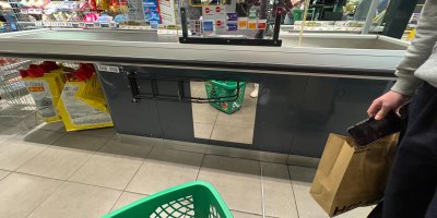 Většina lidí netuší, k čemu slouží zrcadlo umístěné pod pásem na pokladně supermarketu