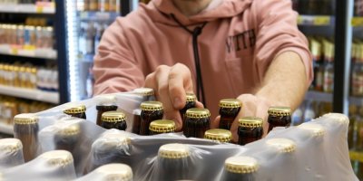 Nejlepší slevy z letáků od 4.2.: Nepropásněte máslo pod 20 Kč, rohlík za 1,90 Kč a pivo za 7,90 Kč