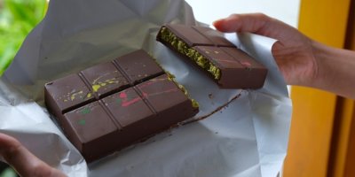 Dubajská čokoláda se stahuje z prodeje kvůli nálezu kovového předmětu. Řetězce varují i před českou whisky