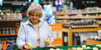 Druhá šance pro jídlo, úspora pro peněženku. Záchranné tašky jsou žádané, ale ne vždy bez rizika, stěžují si Češi