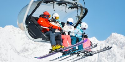 Vyrážíte na hory? Pozor na pokuty! V Itálii a Francii platí přísnější pravidla pro helmy i pojištění