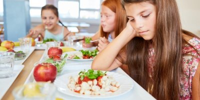 Zdravější jídla ve školních jídelnách pohořela, dětem nechutnají. Vláda bude muset vyhlášku pozměnit