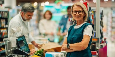 Jak řetězce zvyšují svým zaměstnancům mzdy v roce 2026? Nabízí dny volna i benefity navíc