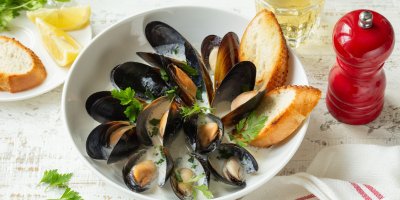 Ideální valentýnské menu pro 2: Slávky na bílém víně. Poradíme, jak poznat čerstvé, jak je připravit i s čím je podávat