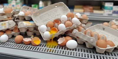 „Vejce v akci byla všechna rozbitá. Domů jsem šel s prázdnou.“ I takhle se k potravinám v obchodech chovají zákazníci