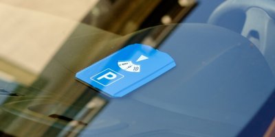 Vyrážíte na lyže do Rakouska autem? Špatný parkovací kotouč vás může stát 17 tisíc