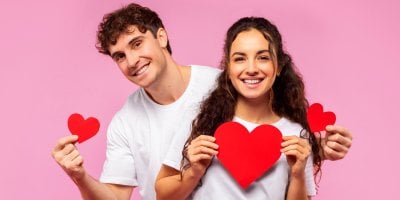 Valentýnské dárky, které letos trendují! Slaví ho 32 % Čechů, vedou sladkosti, šperky a květiny