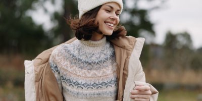 Svetr Fair Isle, inspirován rybářskými klobouky, je opět v módě. Stylistka radí, jak ho zkombinovat