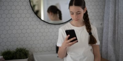 Děti používají retinol a kyseliny. Lékaři varují před riziky trendů z TikToku