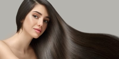 Glass Hair: Lesklé vlasy letos pofrčí a obchody už plní výrobky, které vám je zajistí