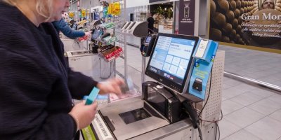 „Zablokovalo mi to nákup.“ Stačil gel a balík vod. Málokdo ví, že samoobslužné pokladny mají limit, někde jen 15 kg