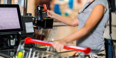 Zákaznice u samoobslužné pokladny