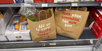 „Viděla jsem ženu, jak si z pěti tašek proti plýtvání udělala jednu dokonalou, ale mlčela jsem.“ Teď toho lituje