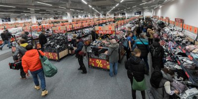 Lidé nakupující v outlet prodejně Lidl