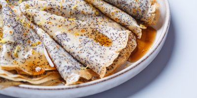 Citronové palačinky s mákem a slazeným mlékem. Recept na jemné a pružné palačinky