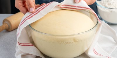 Vyrobte si vlastní kvásek z mouky a vody nebo brambor či rozinek, spousta lidí ho snáší lépe než běžné kynuté pečivo